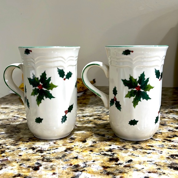 Cute Christmas Holly Cups - Picture 2 of 3